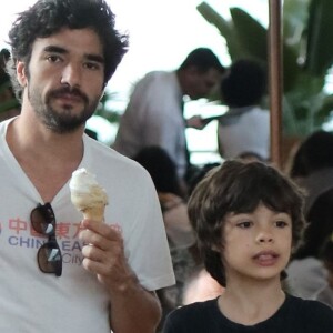 Caio Blat curte passeio no shopping com o filho neste domingo, dia 11 de agosto de 2019