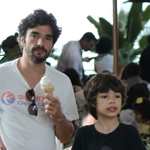 Caio Blat mostra semelhança com o filho neste domingo, dia 11 de agosto de 2019