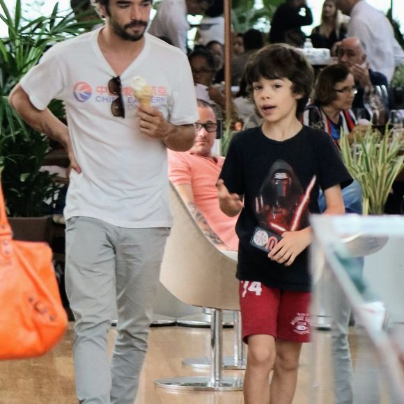 Caio Blat encanta por semelhança com o filho neste domingo, dia 11 de agosto de 2019