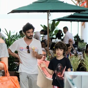Caio Blat passeia com o filho em shopping neste domingo, dia 11 de agosto de 2019
