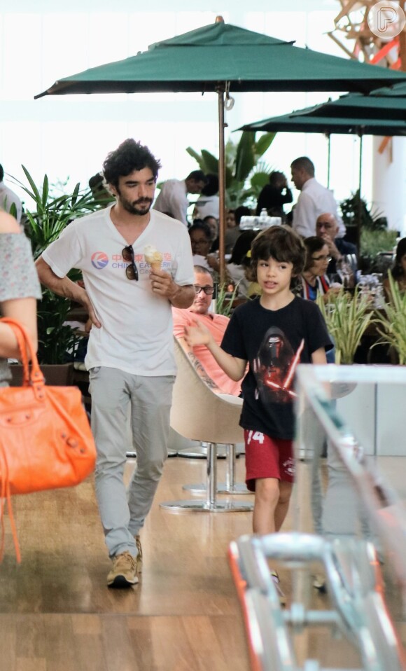 Caio Blat passeia com o filho em shopping neste domingo, dia 11 de agosto de 2019