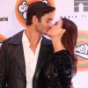 Isis Valverde trocou beijos com marido, André Resende, em première de filme