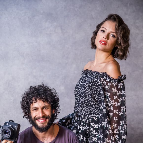 Nos próximos capítulos da novela 'A Dona do Pedaço', Josiane (Agatha Moreira) se encontra com Téo (Rainer Cadete) e avisa que ele vai pagar a conta do jantar: 'Tou sem quase nada no banco. Falta dinheiro até pra coisas mínimas'