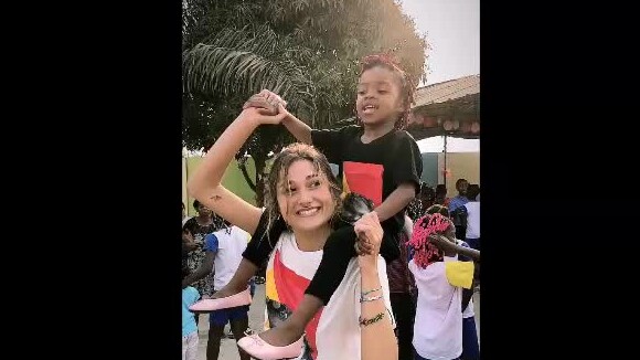 Sasha Meneghel aparece dançando e divertindo crianças em missão na Angola