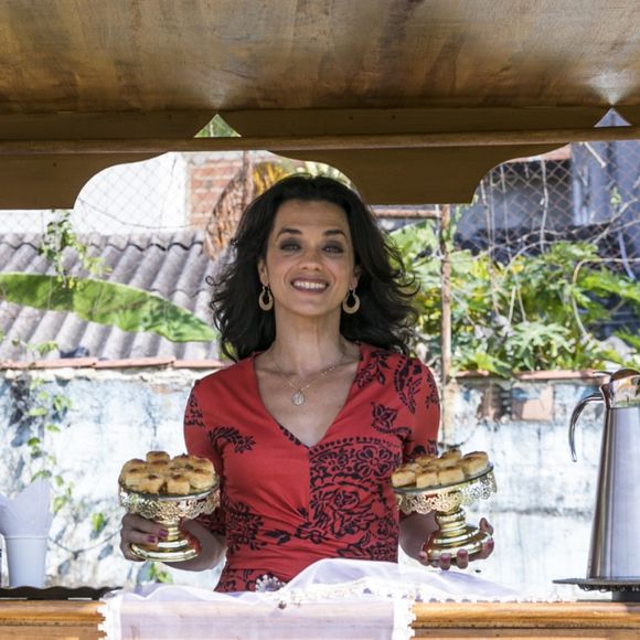 Nos próximos capítulos da novela 'Órfãos da Terra', Missade (Ana Cecília Costa) tem a mão beijada por Samir (ator não divulgado) na frente do padre Zoran (Angelo Coimbra)