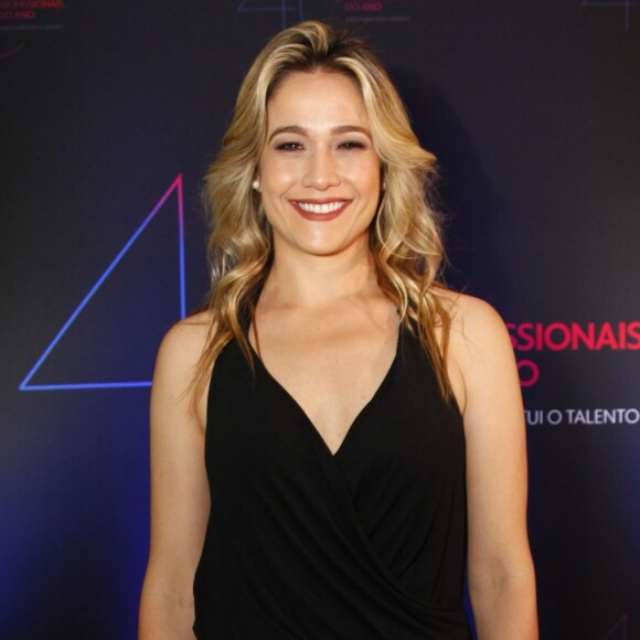 Fernanda Gentil coloca primeiro piercing na orelha