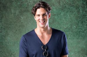 Novela 'Bom Sucesso': Pablo dá selinho em William e Silvana revela que ele é gay