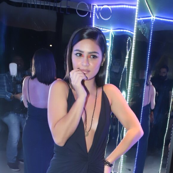 Giullia Buscacio usa vestido com superdecote para valorizar o corpo em evento da Animale ORO nesta quinta-feira, dia 15 de agosto de 2019