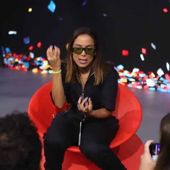 Anitta se irrita com críticas após gemer em programa: 'Fiscais da puritanização online'