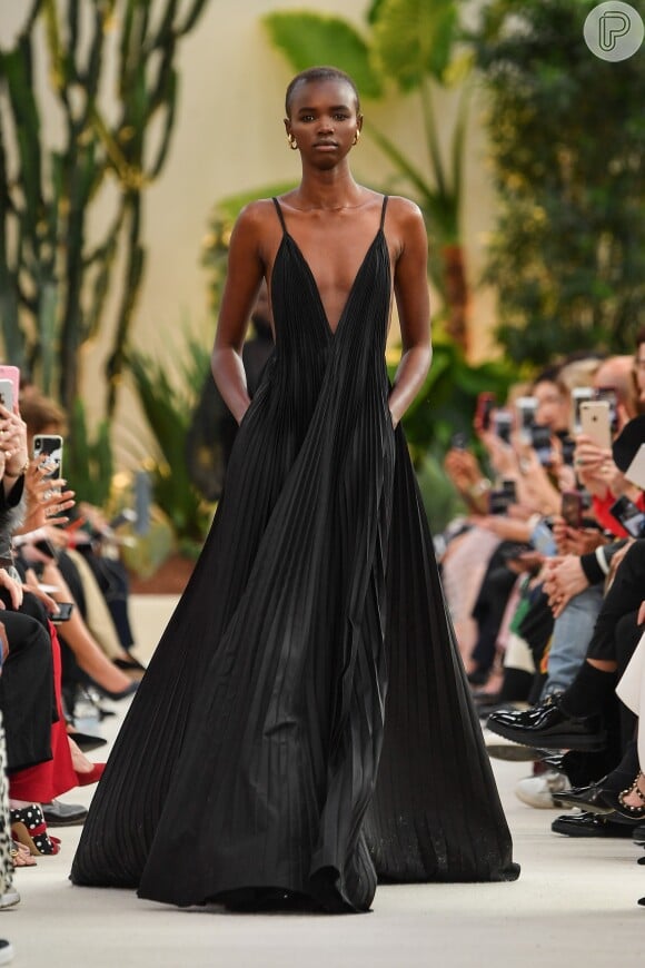 Um luxo o modelo de vestido longo preto e todo plissado, uma modelagem genial para casamento à noite. A peça funciona melhor se você não for madrinha, já que é preto