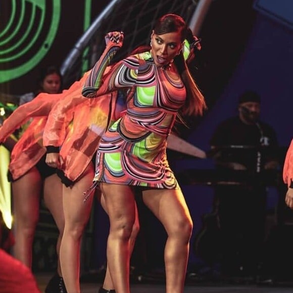 Anitta tenta lançar nova trend com look