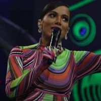 Vestido com luva? Anitta explica look na TV e aponta nova trend: 'Minha marca'
