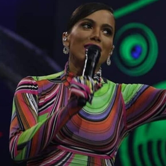 Anitta aposta em vestido com detalhe inusitado na manga para programa