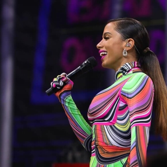 Anitta elege mangas diferentes em look de programa