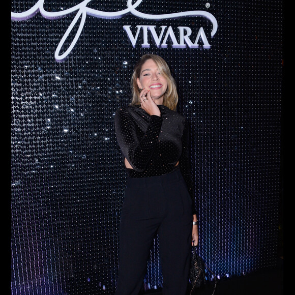 Luma Costa aposta em look total black e par de sandálias Yves Saint Laurent de R$ 4 mil