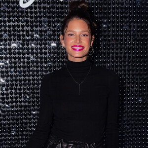 Helena Bordon destaca maquiagem com batom rosa neon em look total black