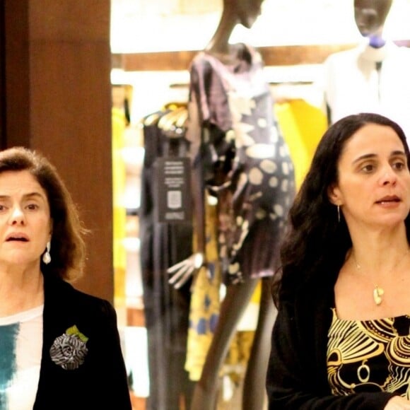 Marieta Severo conversa com a filha, Helena Buarque de Hollanda, em shopping nesta sexta-feira, dia 23 de agosto de 2019