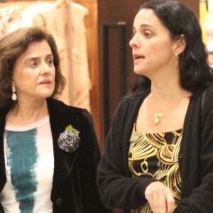 Marieta Severo e a filha, Helena Buarque de Hollanda, passeiam em shopping nesta sexta-feira, dia 23 de agosto de 2019