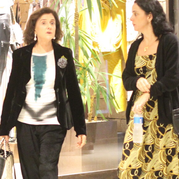 Marieta Severo e a filha, Helena Buarque de Hollanda, exibem semelhança em shopping nesta sexta-feira, dia 23 de agosto de 2019