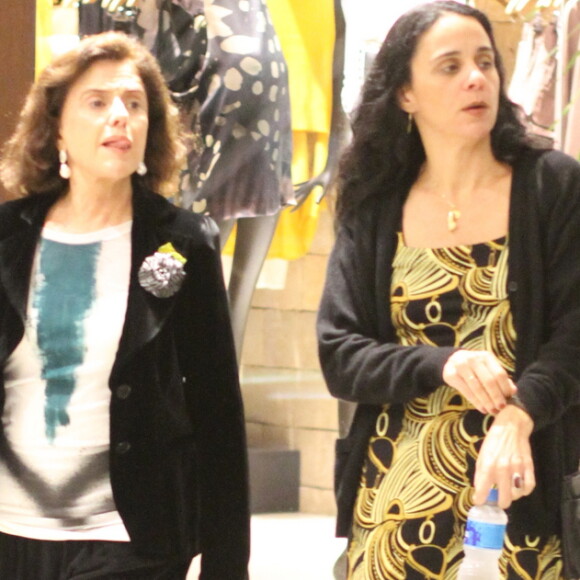 Semelhança de Marieta Severo e a filha, Helena Buarque de Hollanda, pode ser vista em passeio ao shopping nesta sexta-feira, dia 23 de agosto de 2019