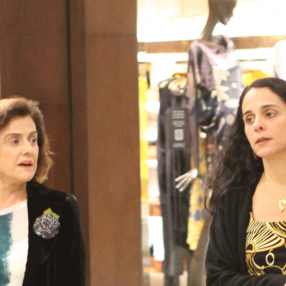 Helena Buarque de Hollanda usa roupa estampada com casaco despojado em shopping nesta sexta-feira, dia 23 de agosto de 2019