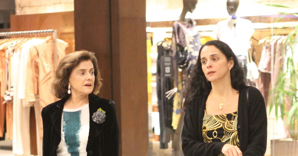 Helena Buarque de Hollanda usa roupa estampada com casaco despojado em