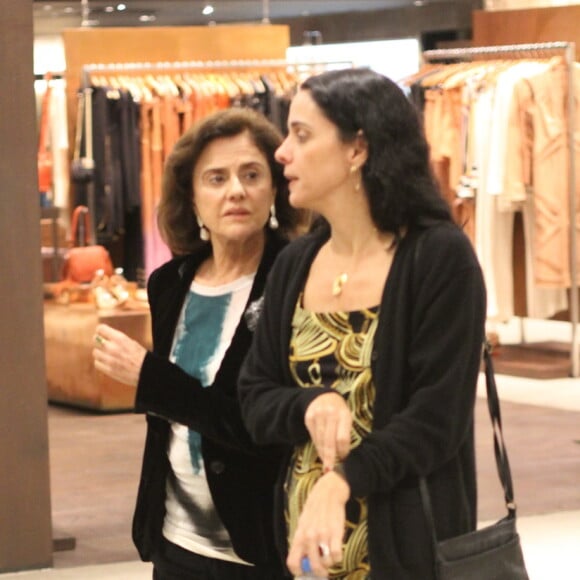 Marieta Severo e a filha, Helena Buarque de Hollanda, exibem semelhança em passeio ao shopping nesta sexta-feira, dia 23 de agosto de 2019