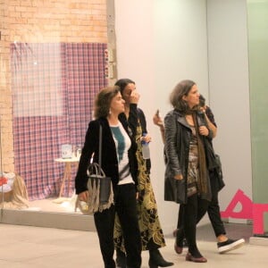 Marieta Severo passeia com as filhas e uma amiga em shopping nesta sexta-feira, dia 23 de agosto de 2019