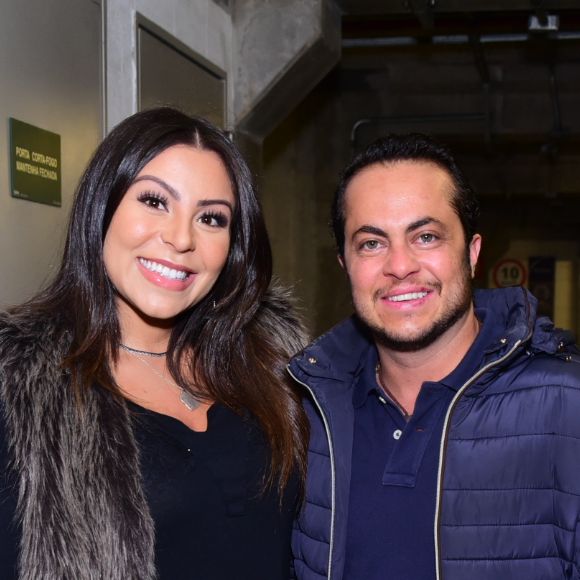 Grávida, Andressa Ferreira curte show de Sandy e Júnior ao lado de Thammy Miranda