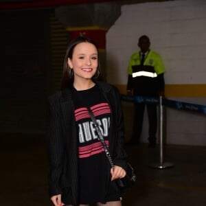 Larissa Manoela alia camisão e blazer de alfaiataria em show de Sandy e Júnior