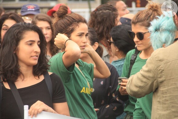 Nanda Costa também esteve no protesto