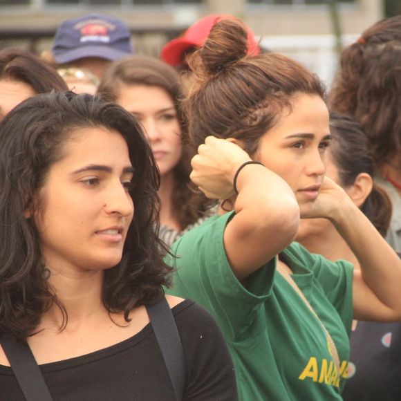 Nanda Costa também esteve no protesto
