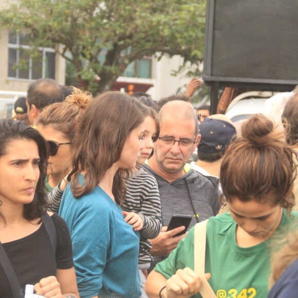 Alinne Moraes carrega o filho antes de protesto em Ipanema