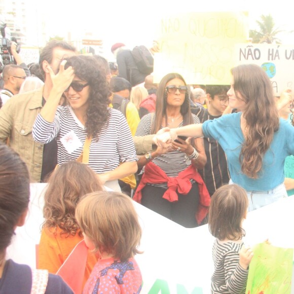 Alinne Moraes organiza faixa em protesto sob olhares do filho, Pedro