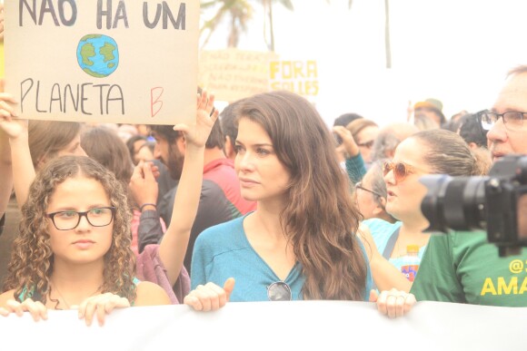 Alinne Moraes marca presença em protesto contra incêndios na Amazônia, no Rio de Janeiro