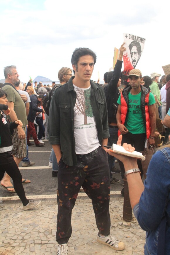 Mateus Solano marca presença em protesto a favor da Amazônia, no Rio de Janeiro