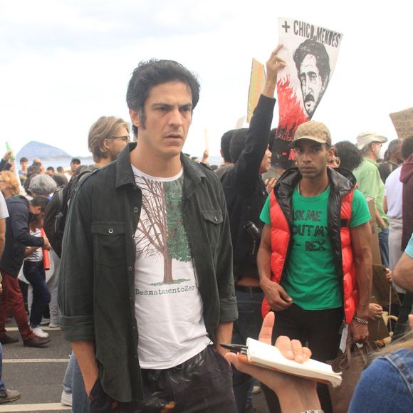 Mateus Solano marca presença em protesto a favor da Amazônia, no Rio de Janeiro