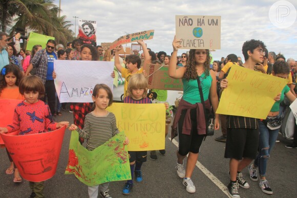 Pedro, de 5 anos, carrega cartaz em marcha contra incêndios na Amazônia, no Rio de Janeiro