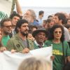 Renato Góes carrega faixa em manifestação contra incêndios na Amazônia, no Rio de Janeiro