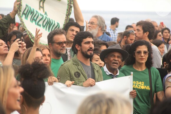 Renato Góes carrega faixa em manifestação contra incêndios na Amazônia, no Rio de Janeiro