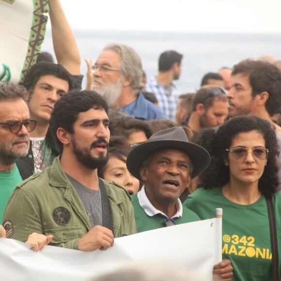 Renato Góes carrega faixa em manifestação contra incêndios na Amazônia, no Rio de Janeiro