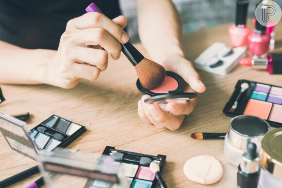 O blush também deve ser item essencial em qualquer kit de maquiagem