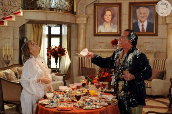 Otávio (Tony Ramos) e Charlô (Irene Ravache) brigam na clássica cena do café da manhã, em 'Guerra dos Sexos'