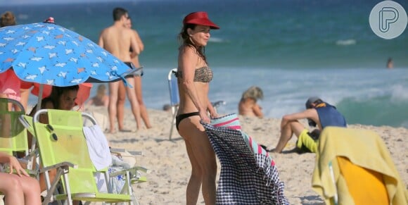 Luíza Tomé também ostentou corpo enxuto de biquíni em foto feita por paparazzis na praia em 14 de dezembro de 2018