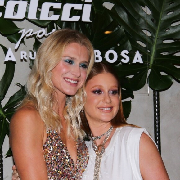 Marina Ruy Barbosa posa abraçada a Celina Locks em evento