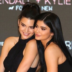 Kendall e Kylie Jenner são superfamosas hoje em dia, mas começaram a ficar conhecidas através da irmã, Kim Kardashian. Kylie é empresária e mãe, enquanto Kendall é uma modelo conhecida no mundo todo