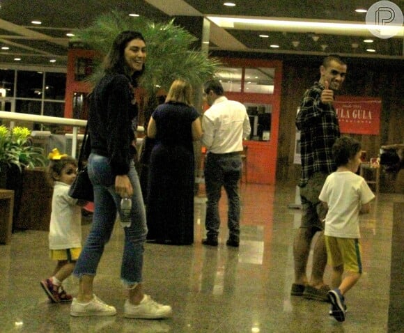 Felipe Simas e Mariana Uhlmann foram fotografados em passeio com filhos