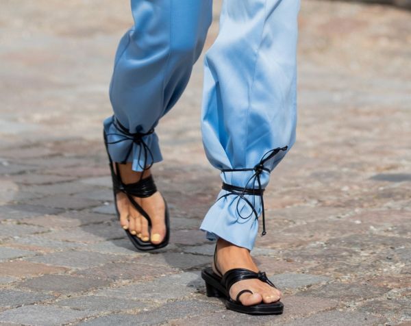 rasteirinha amarrada na perna