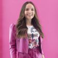 Larissa Manoela elegeu último look um  conjuntinho pink, com jaqueta de couro e short bomber 