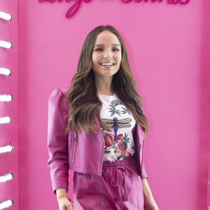 Larissa Manoela elegeu último look um conjuntinho pink, com jaqueta de couro e short bomber